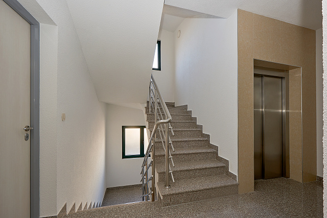 Apartments with sea views in a new building in Becici — photo 9